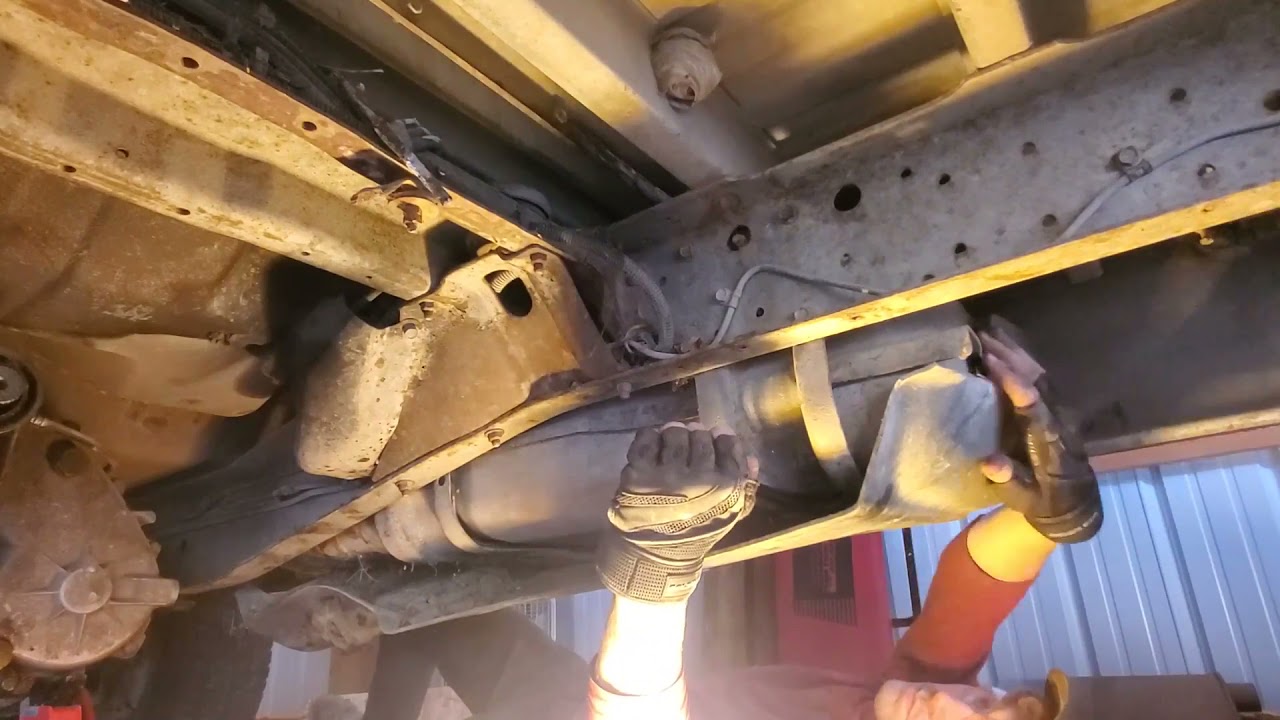 Will it ever run? Probably not. Chevy Squarebody Revival Part 2 (Fuel Tank Removal)