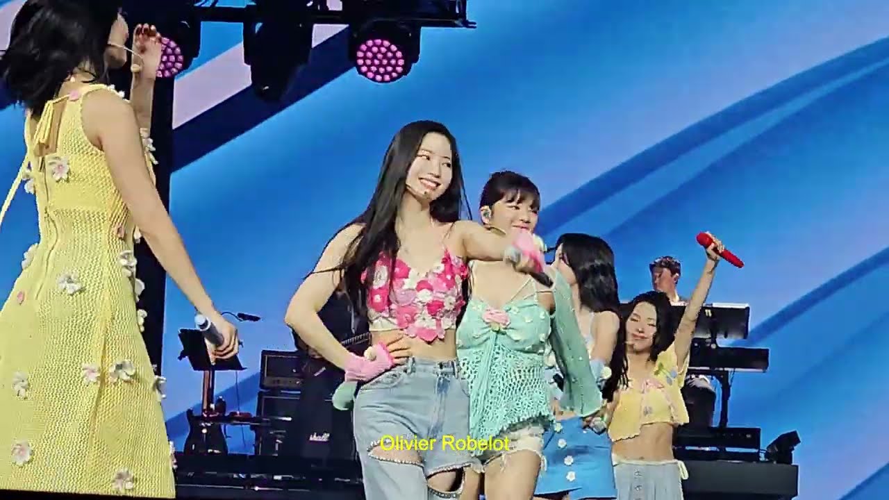 Twice 트와이스 @ Accor Arena in Paris - Medley | Fancam