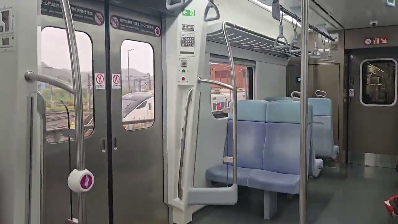 4152次楊梅發車開往福隆銀綠色微笑號EMU900型十輛一編組EMU912區間車，和115次基隆發車經由山線開往屏東E500型鳴日色金光牌雙電力機車頭E504+十二節PP車廂+E530推拉式PP自強號