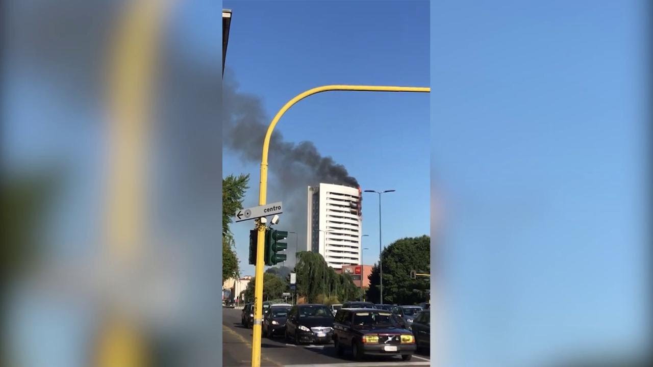 Milano, incendio in un grattacielo: le prime fiamme avvolgono i piani alti