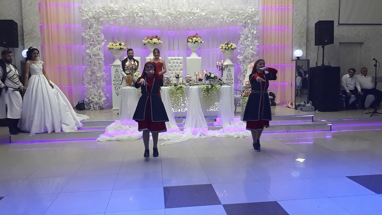 ტყუპების ცეკვა ქორწილში