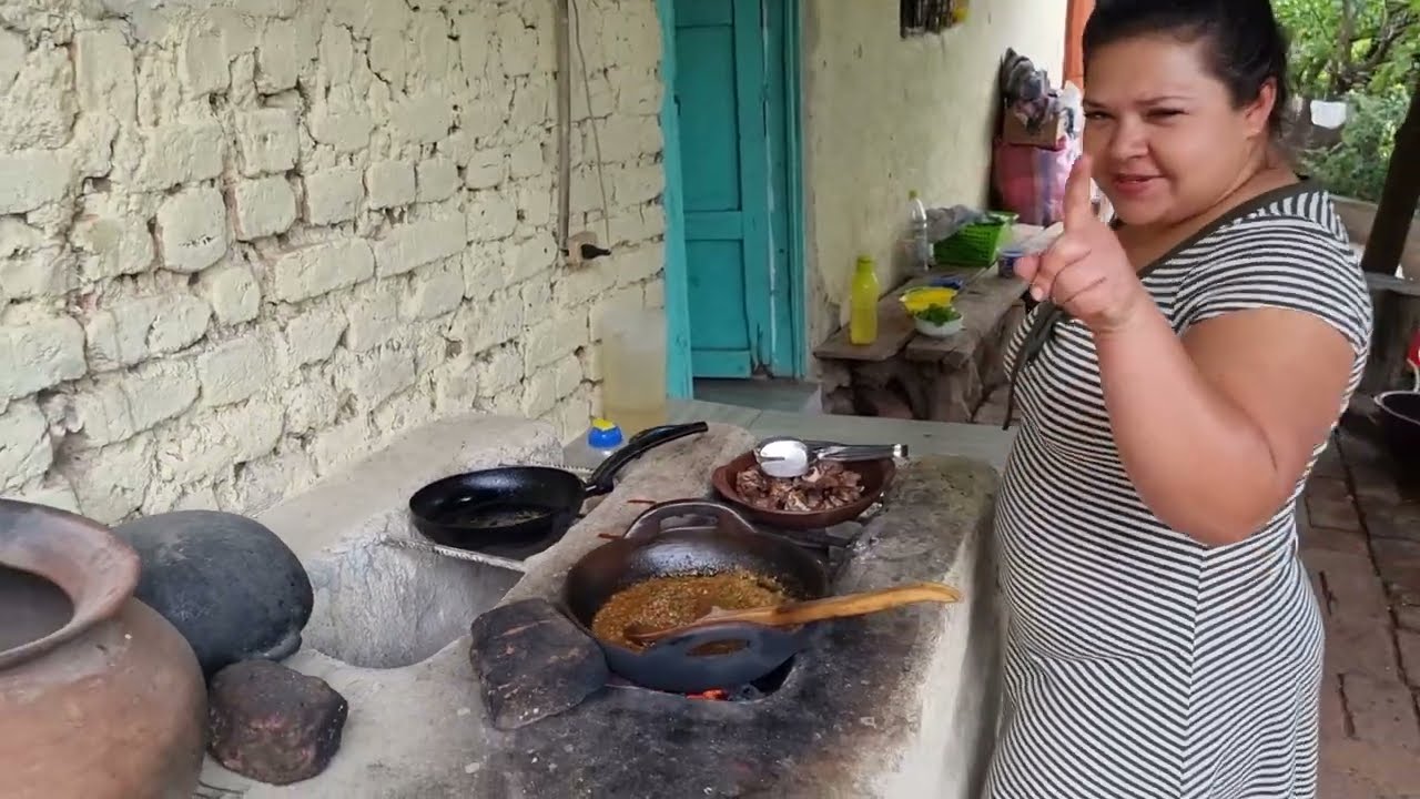 Anthony Mori en sabroso seco de chivo con Carmita Mocha