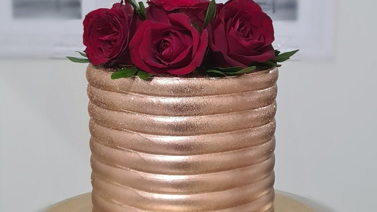 Bolo Dourado com Rosas Naturais