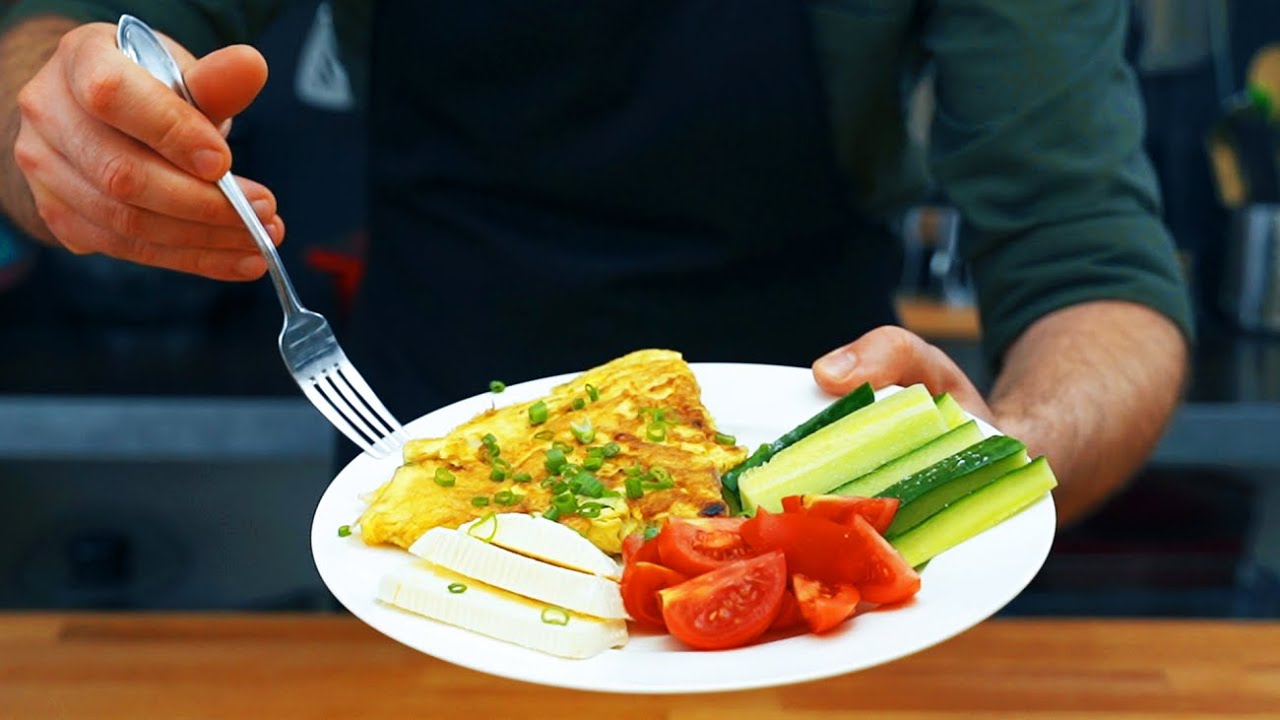 🥚 Классический омлет (вкус детства) с красным сыром и огурцами | LifeWithQoob