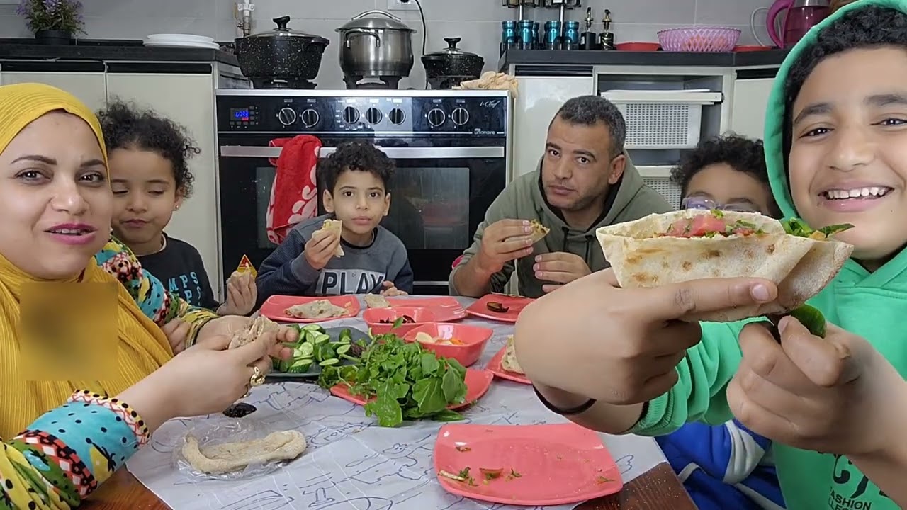 ثالث سحور لينا في رمضان👌اول مره نجرب سندوتشات الفول والطعميه من مطعمنا الجديد عند البيت الجديد هتموت