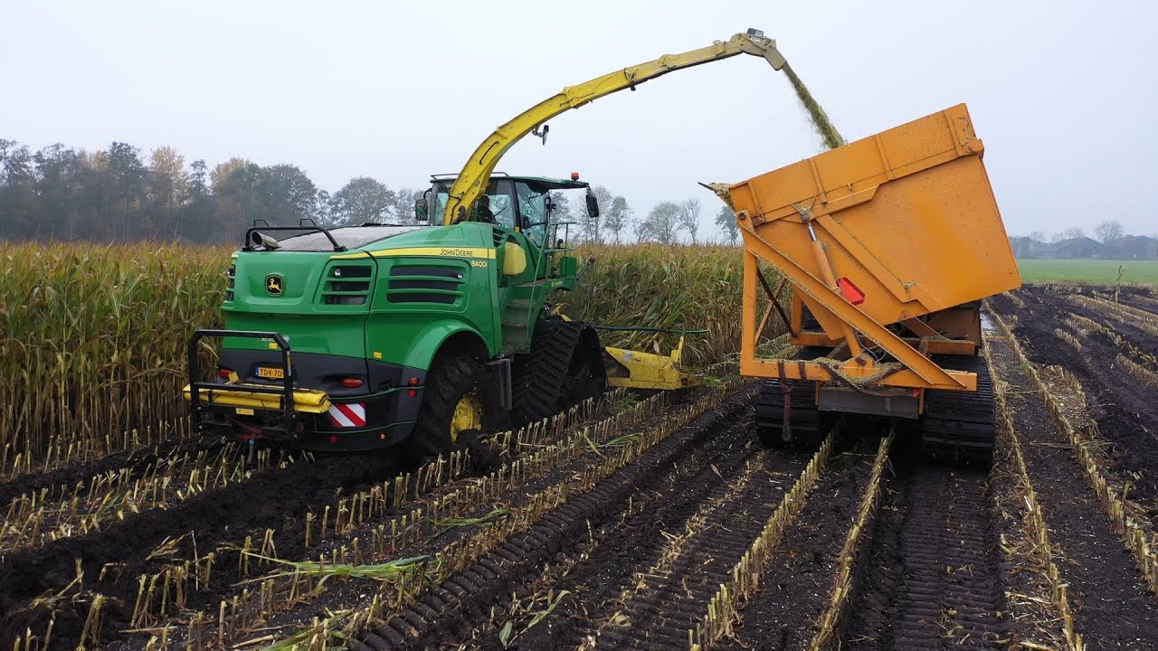 John Deere 8400i op rupsen in de snijma&iuml;s