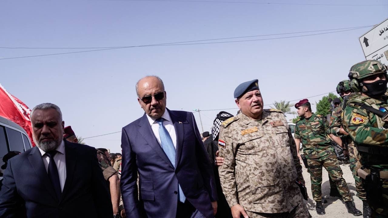 وزير الدفاع يحضر مجلس عزاء الشهيد الملازم رضوان عبد الكريم خلف ويؤكد على محاسبة المقصرين