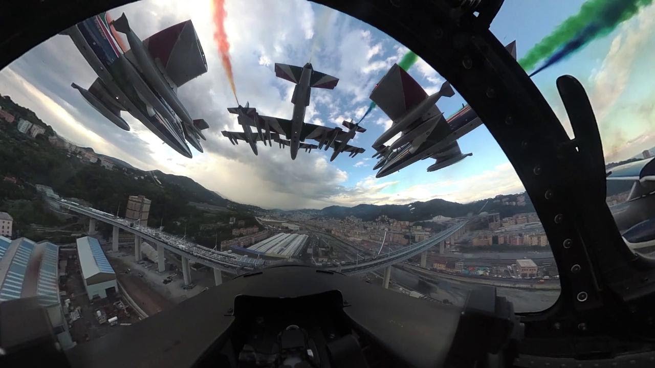 Genova, il passaggio sul ponte Genova San Giorgio a bordo delle frecce tricolori