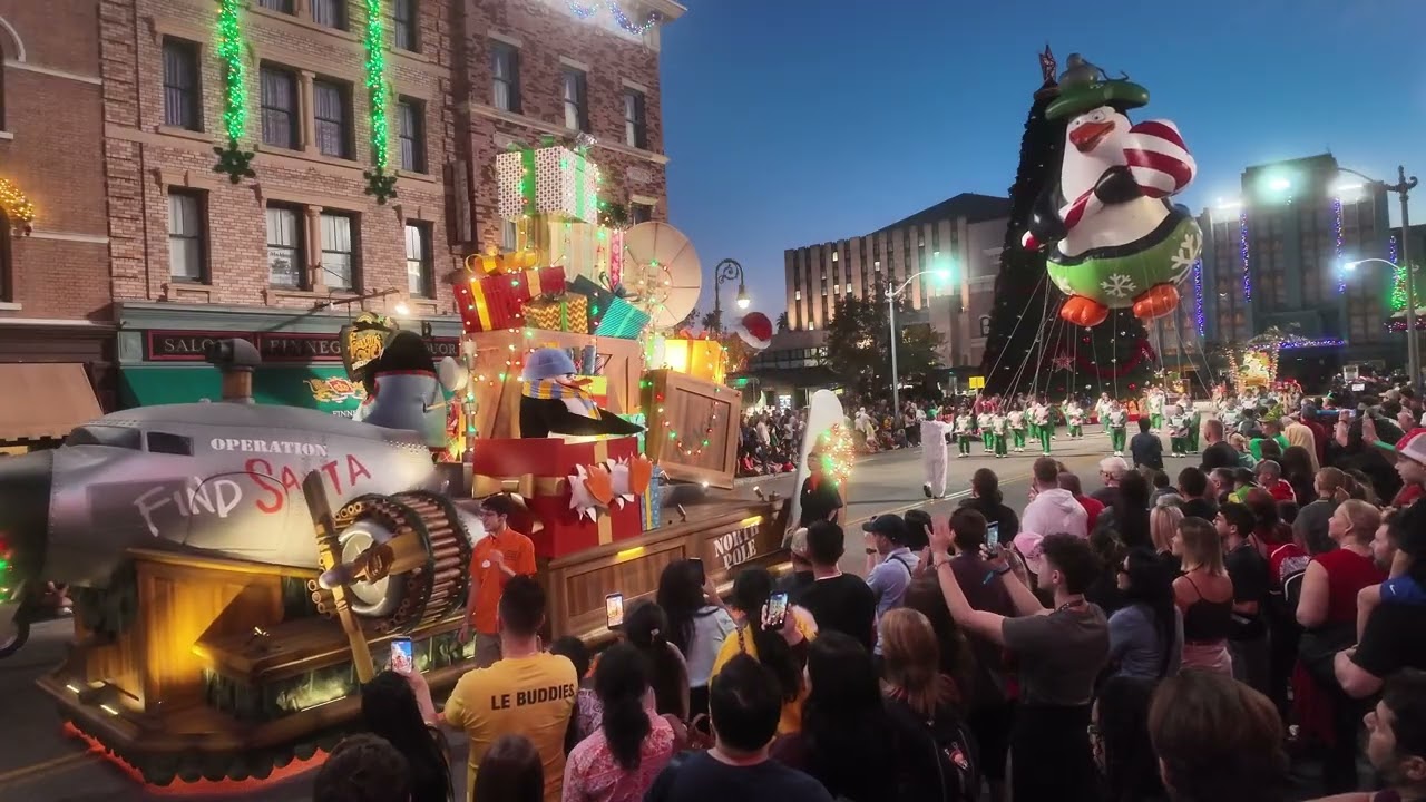 Universal Orlando Holiday Parade featuring Macy's 2025