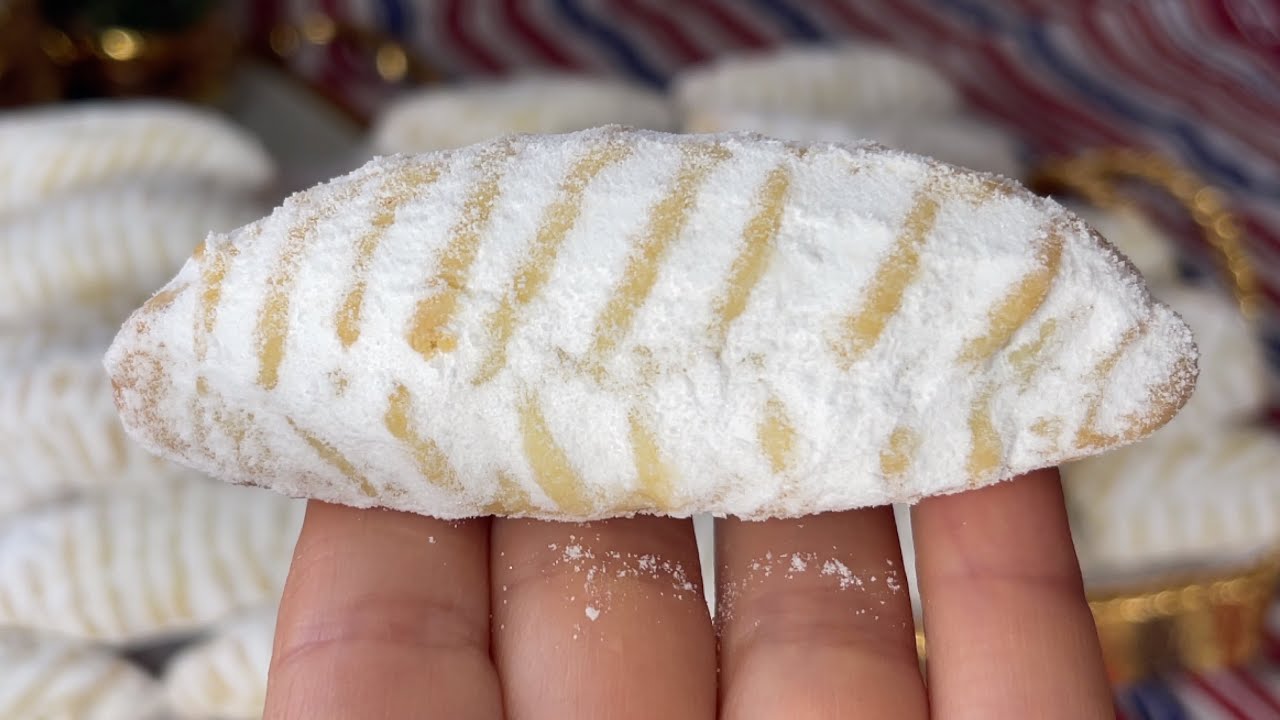 حلوة التمر أو حلوة المعمول معشوقة الملاين من احسن الحلويات عندي هشيشة كذوب في الفم👌🏻حلويات تقليدية