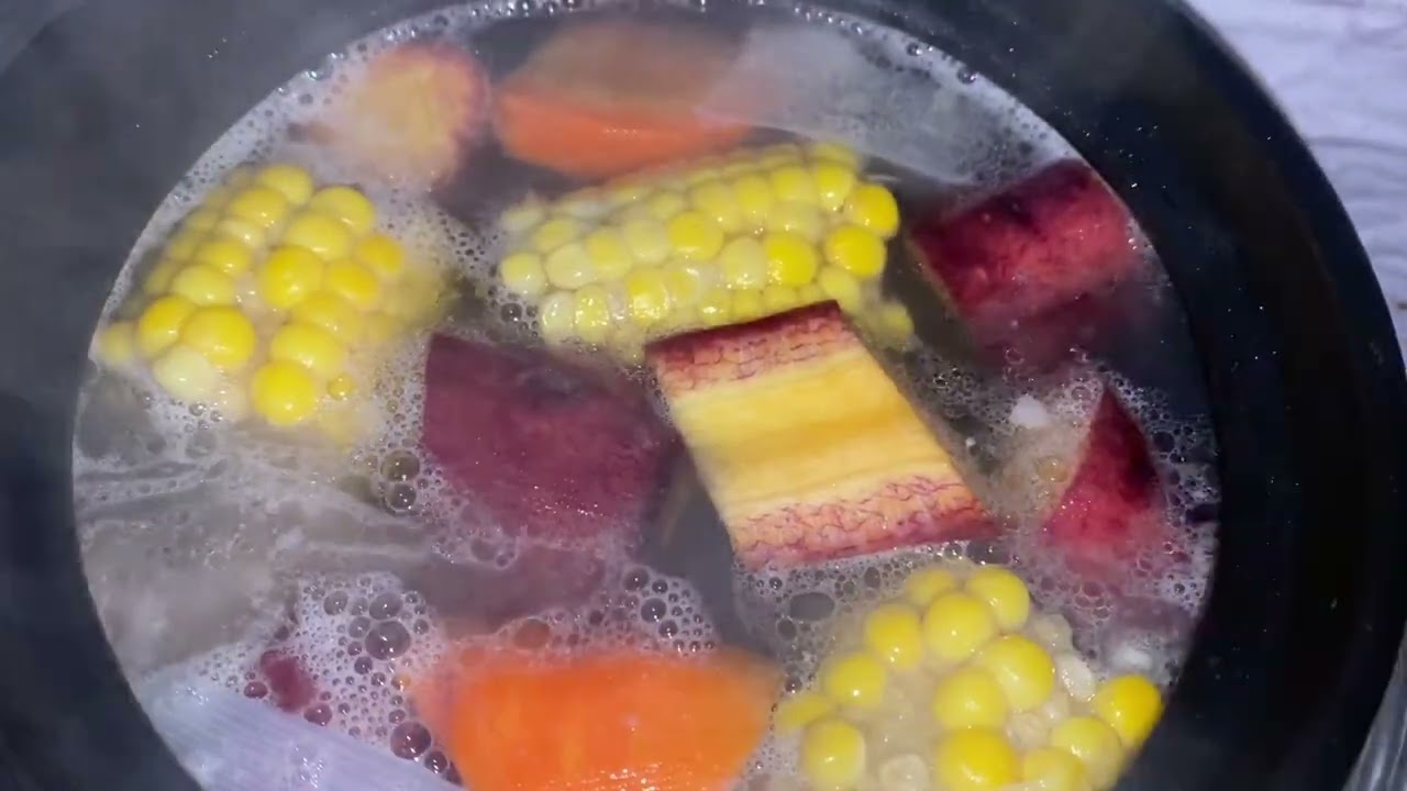 爸妈愁的吃不下饭，小红做铁锅排骨乱炖贴饼子，家是永远的避风港 #生活的烟火气息 #乡下柴火饭 #炖排骨 #一日三餐人间烟火 #真实的农村生活 #家是温暖的港湾