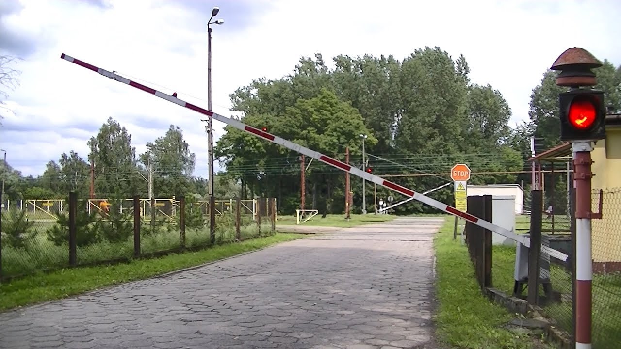 Spoorwegovergang Włosienica (PL) // Railroad crossing // Przejazd kolejowy