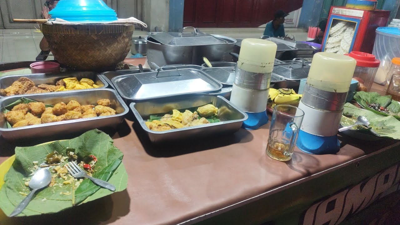 Mampir makan nasi jamblang Cirebon pinggir jalan 