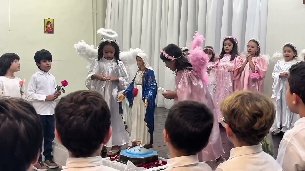 Beatriz Rivelly coroando Nossa Senhora