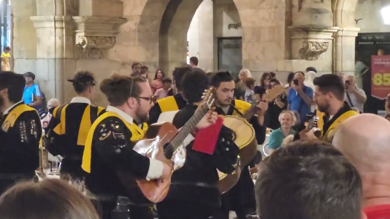 ¡La Tuna de Medicina un miércoles en la Plaza Mayor de Salamanca! 🎶
