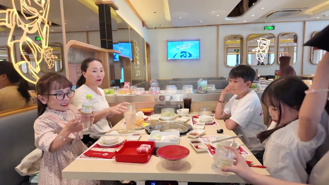 Ut Mini Đ&atilde;i Bữa Tiệc Rửa Răng Ho&agrave;nh Tr&aacute;ng V&agrave; Dẫn 2 Bạn Đi Du Lịch Tuổi Thơ. 
