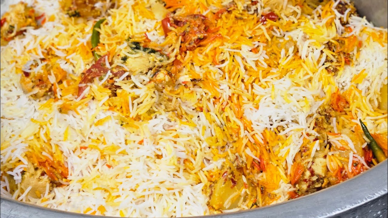 Karachi Special chicken Dum ||Biryani aalu Recipe  کراچی اسپیشل چکن دم بریانی ریسپی Soomro Kitchen 
