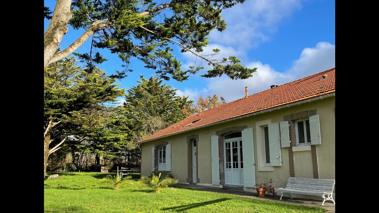 A25666KRW85 Avrillé Vendée maison spacieuse, parc clos et arborée de 4660 m2, 10 min des plages.