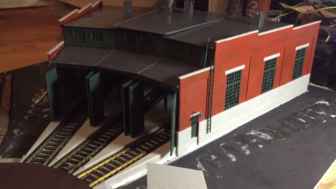 HO Scale Atlas roundhouse  with Atlas turntable