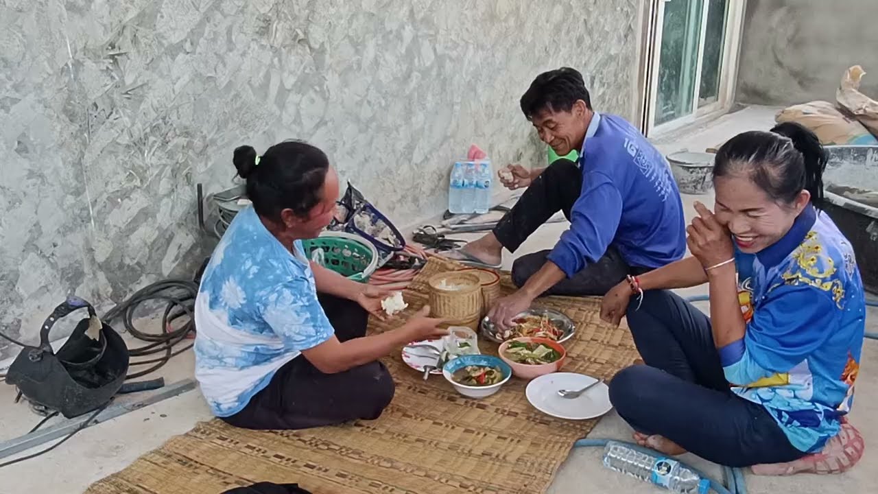 มากินข้าวกับลุงเสือป้าสาที่ครัวใหม่
