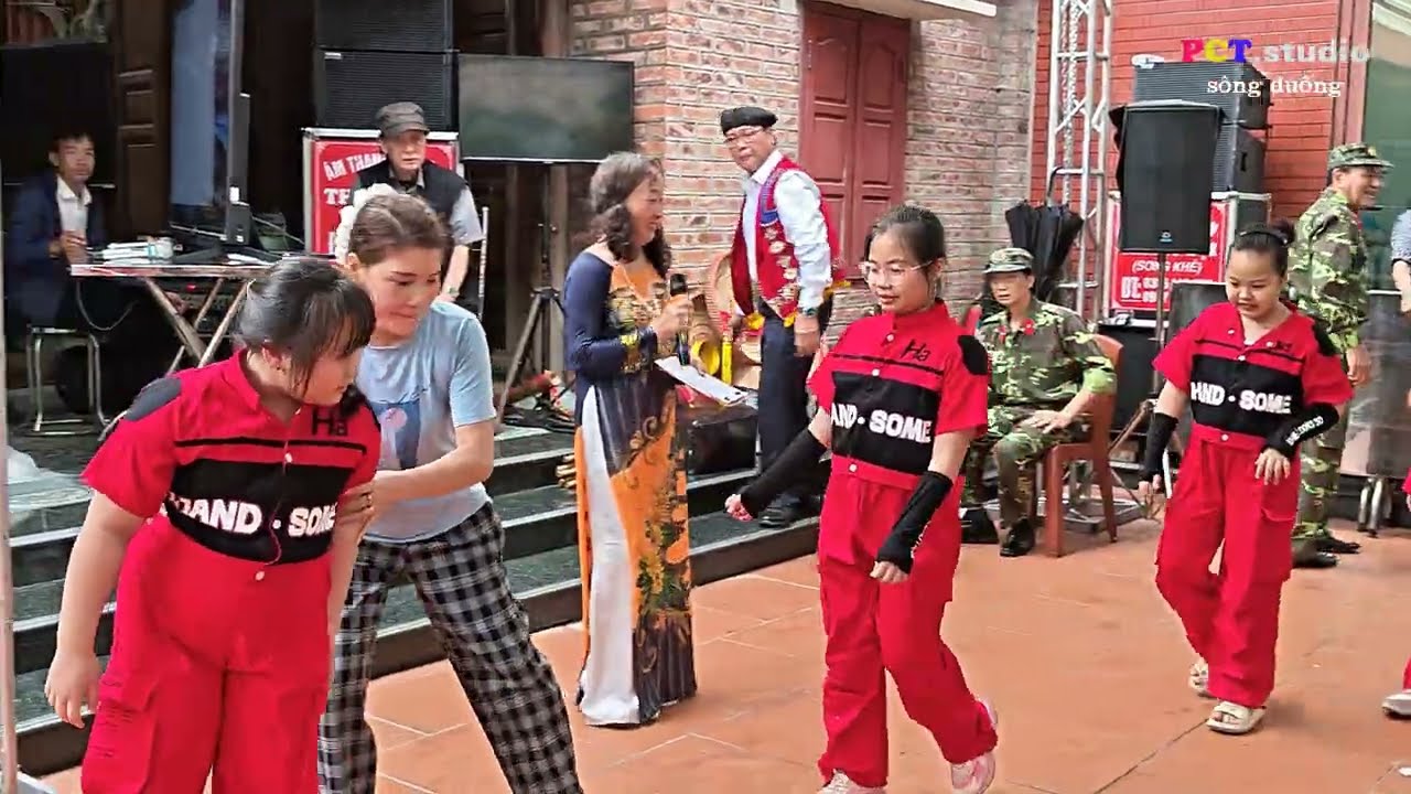 VŨ ĐIỆU CHÀO MỪNG1  ĐẦU XUÂN  (Các cháu của ông Mẫn bd 13.tháng giêng 2026)