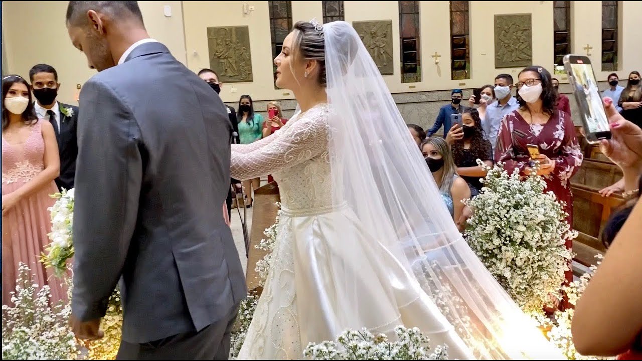 DE ARREPIAR!! Noiva se Emociona Caminho ao Altar | Way Maker (Caminho no Deserto) | Sonho Musical