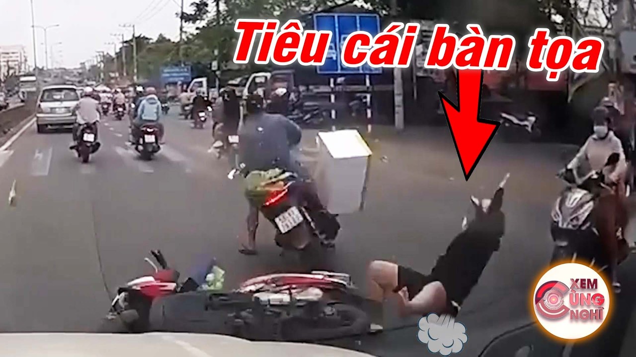 Vô đạo đức! Ép xe máy lọt xuống cống Nhổng Cả Bánh rồi bỏ chạy! Camera giao thông, lái xe an toàn