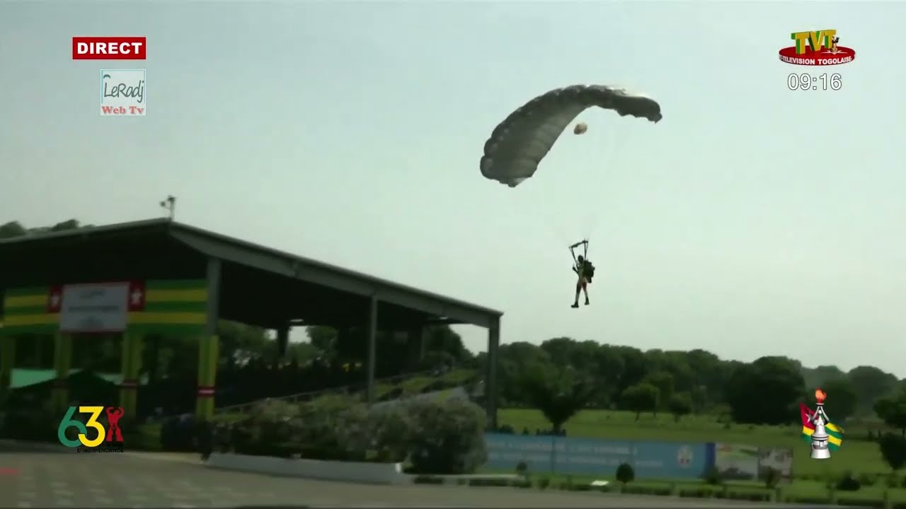#2023_C'est la fête de l'indépendance au #Togo_déscente des parachutistes