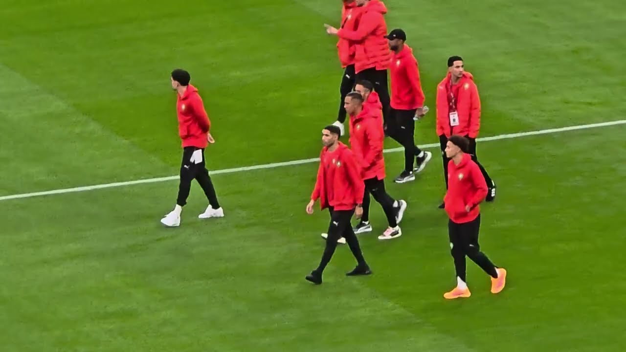 لحظة دخول لاعبي المنتخب الوطني المغربي لارضية ملعب مولاي عبد الله