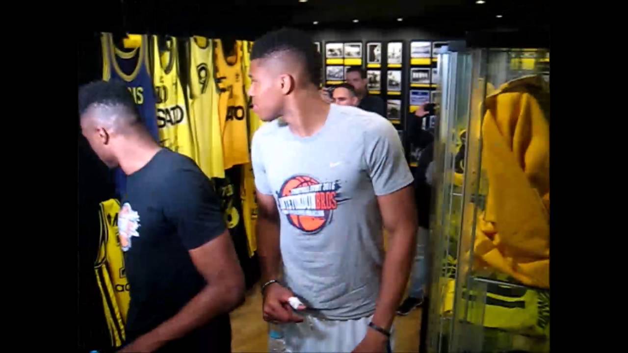 Οι Antetokounbros στο Μουσείο Μπάσκετ του Άρη