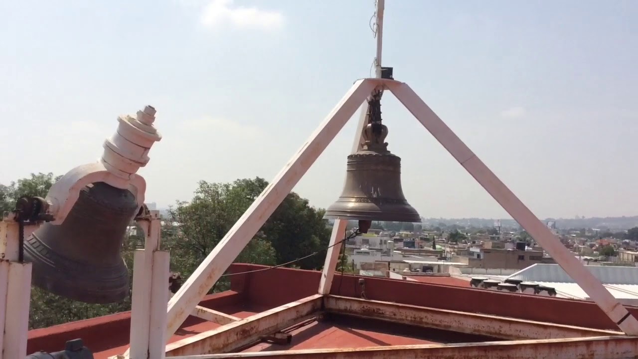 Serie de campanas con nombre y año de la parroquia El señor grande