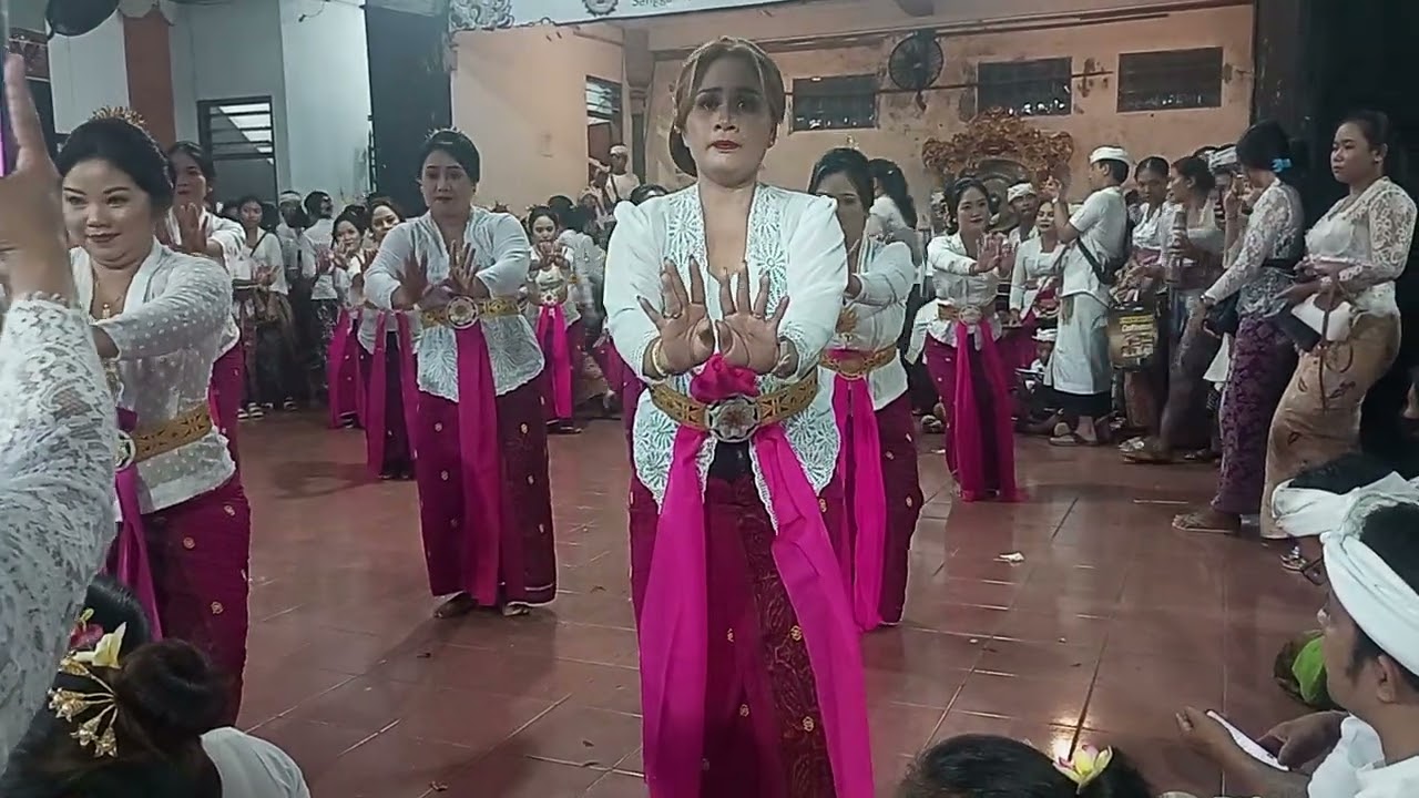 Ngayah Tari Rejang sari ibu PKK ring piodalan Banjar