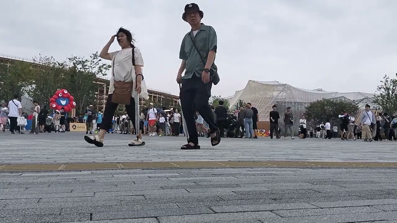 大阪・関西万博　東ゲート　大きなミャクミャクの前　BGM