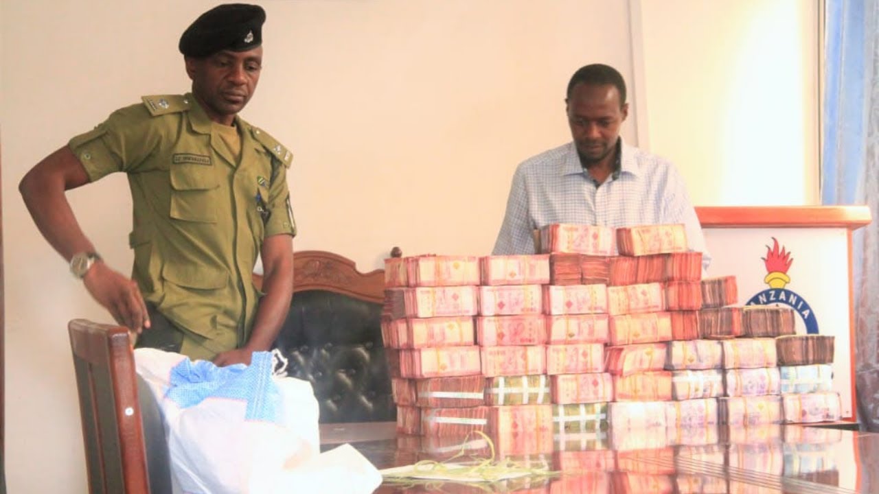 Polisi Iringa yawanasa watatu kwa wizi wa Bilioni 2.12 za Selcom, pesa zilizokamatwa zaoneshwa