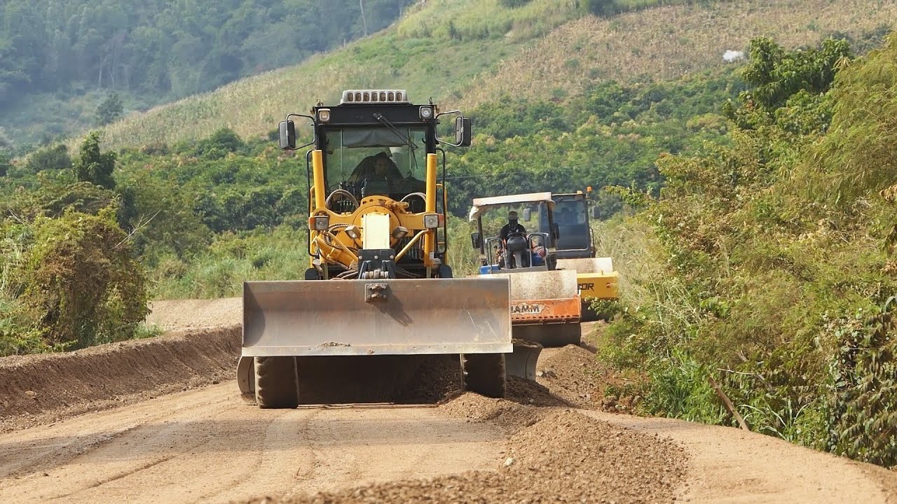 How to Build a Mountain Road Foundation, Spreading Gravel by LIUGONG 4215 Graders & Team Dump Trucks