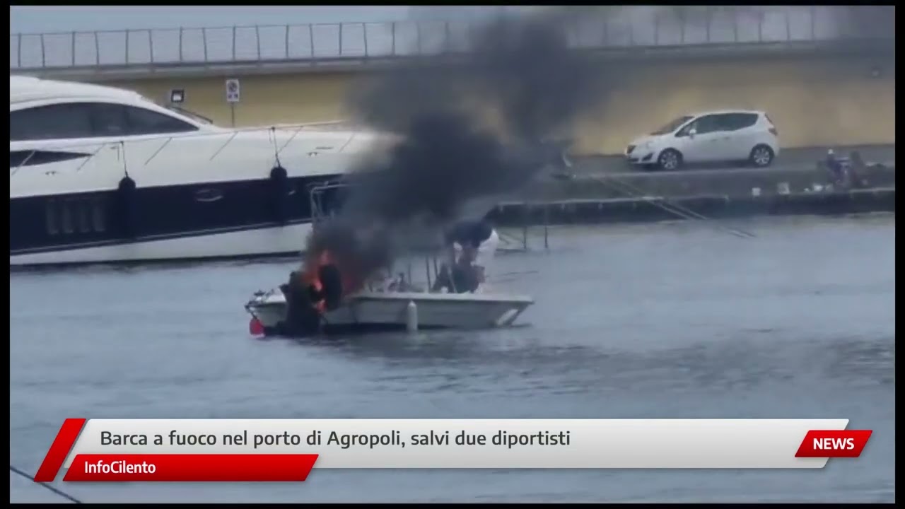 Agropoli, barca a fuoco nel porto