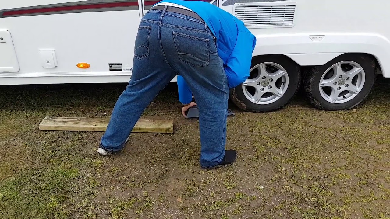 S2E13 1ST DAY BACK AT THE SEASONAL AND OUR 1ST ARGUMENT AS WE LEVEL THE CARAVAN!