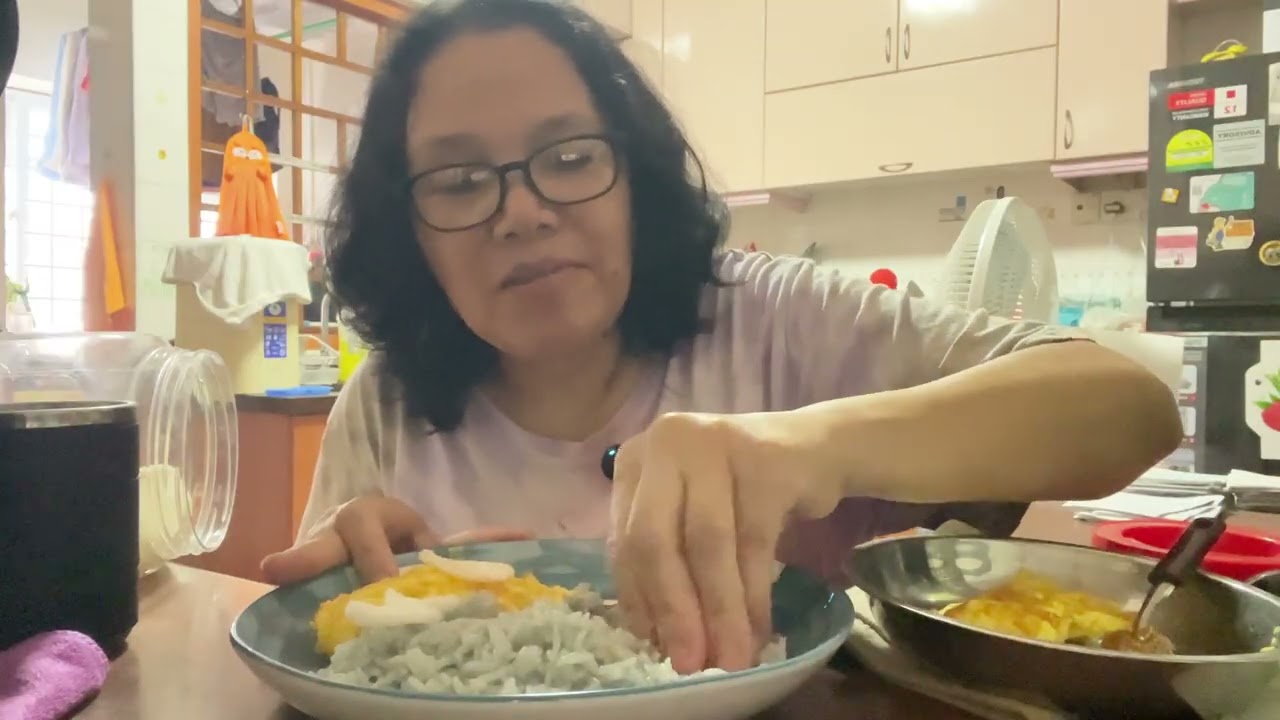 KELAPARAN ABIS NYUCI BAJU KEGUNUNG  LANGSUNG MAKAN NASI BUNGA TELANG