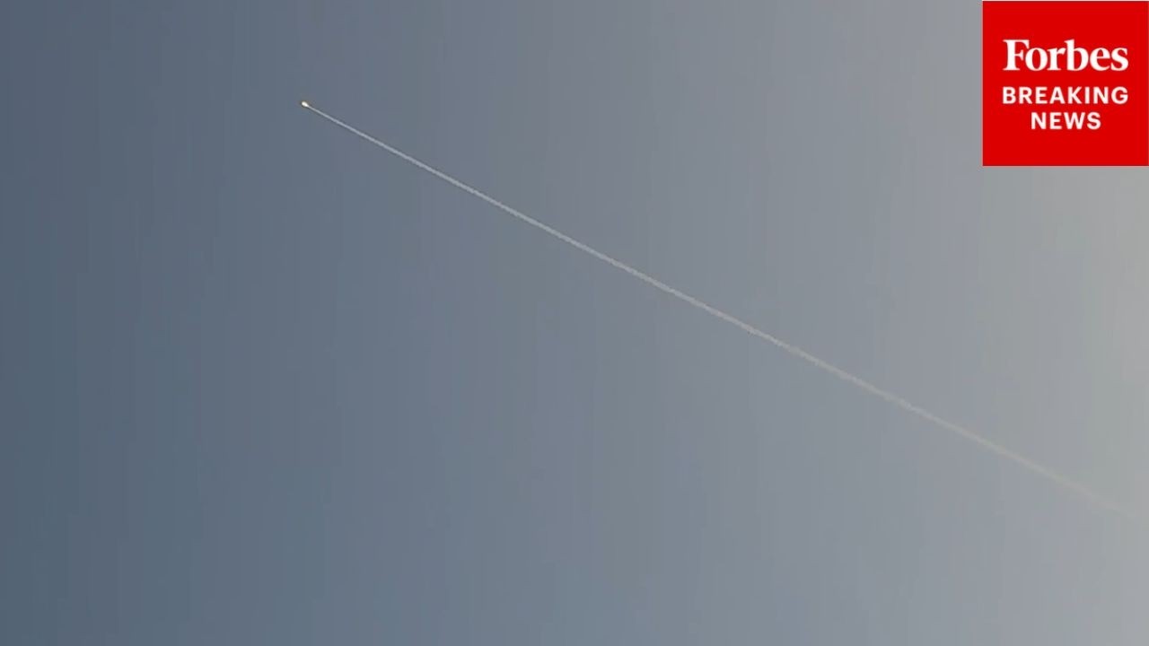 טילי יירוט ישראליים נצפו מעל ירושלים בעוד איראן יורה טילים לעבר ישראל