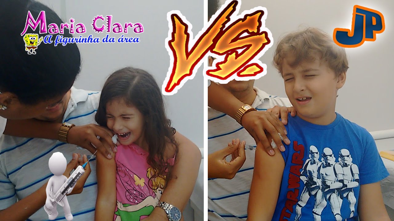 Maria Clara e JP tomando vacina