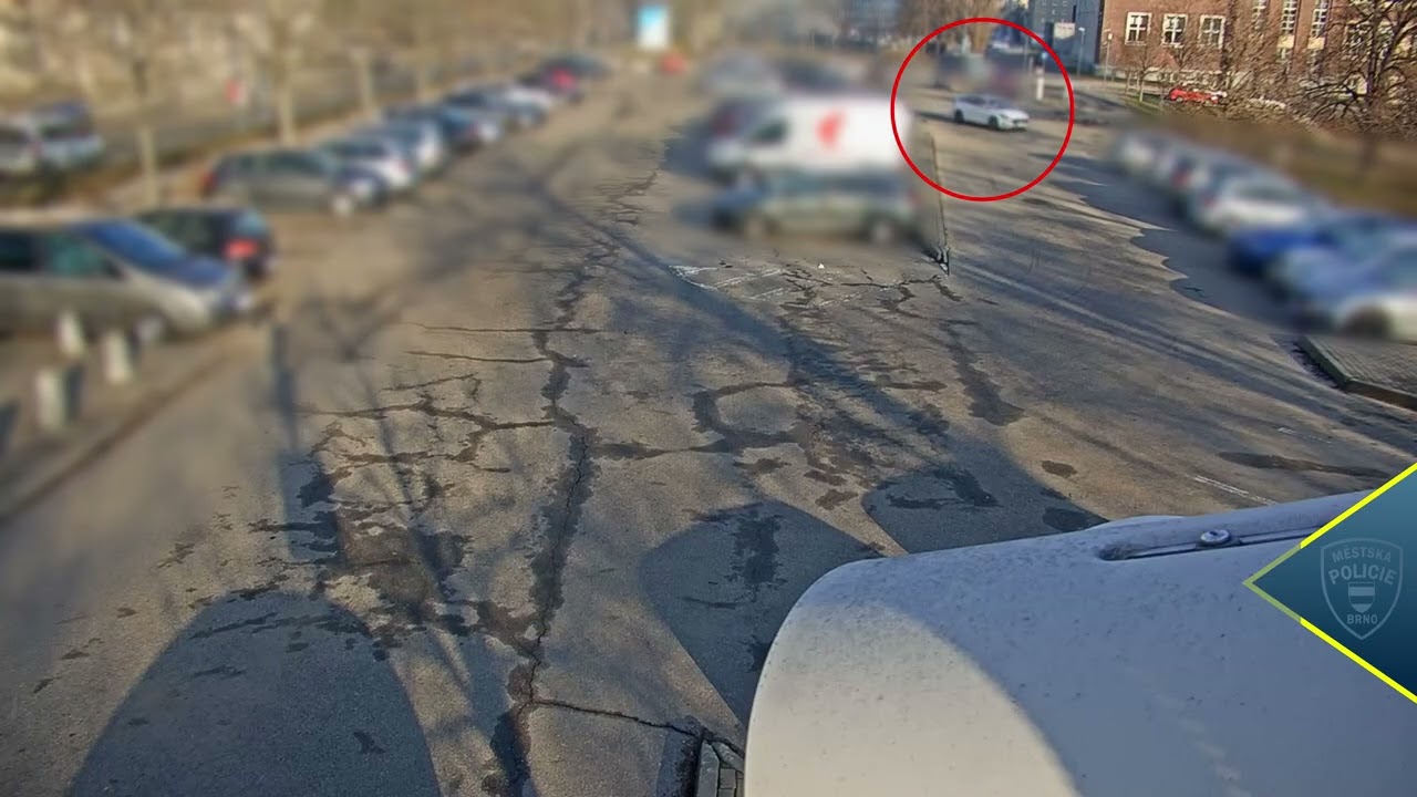 AUTO SE V BRNĚ SAMOVOLNĚ ROZJELO A SKONČILO V PARKU