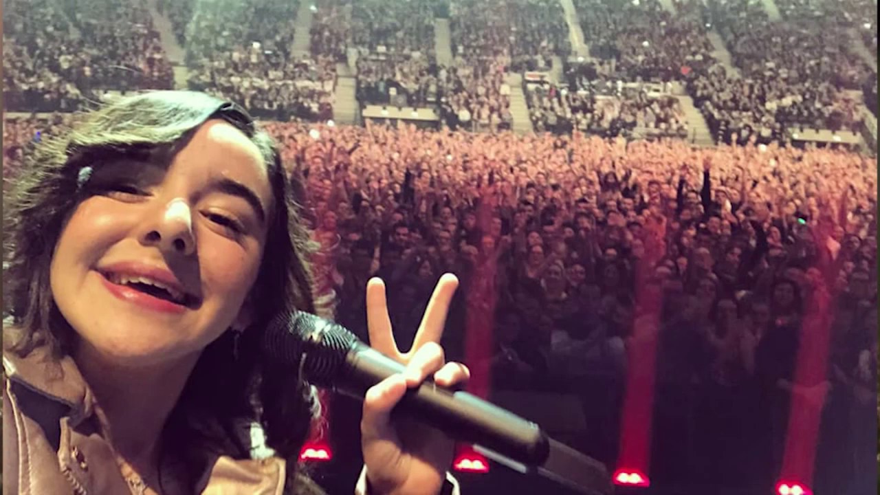 Inès chante pour la première partie du concert de Soprano à Bordeaux
