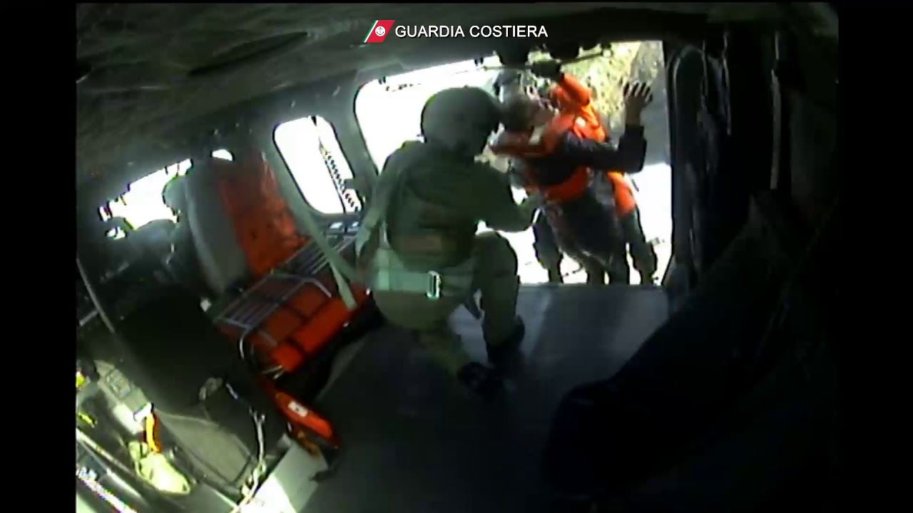 Elicottero NEMO Guardia Costiera  Recupero equipaggio nave CDRY BLUE   Press