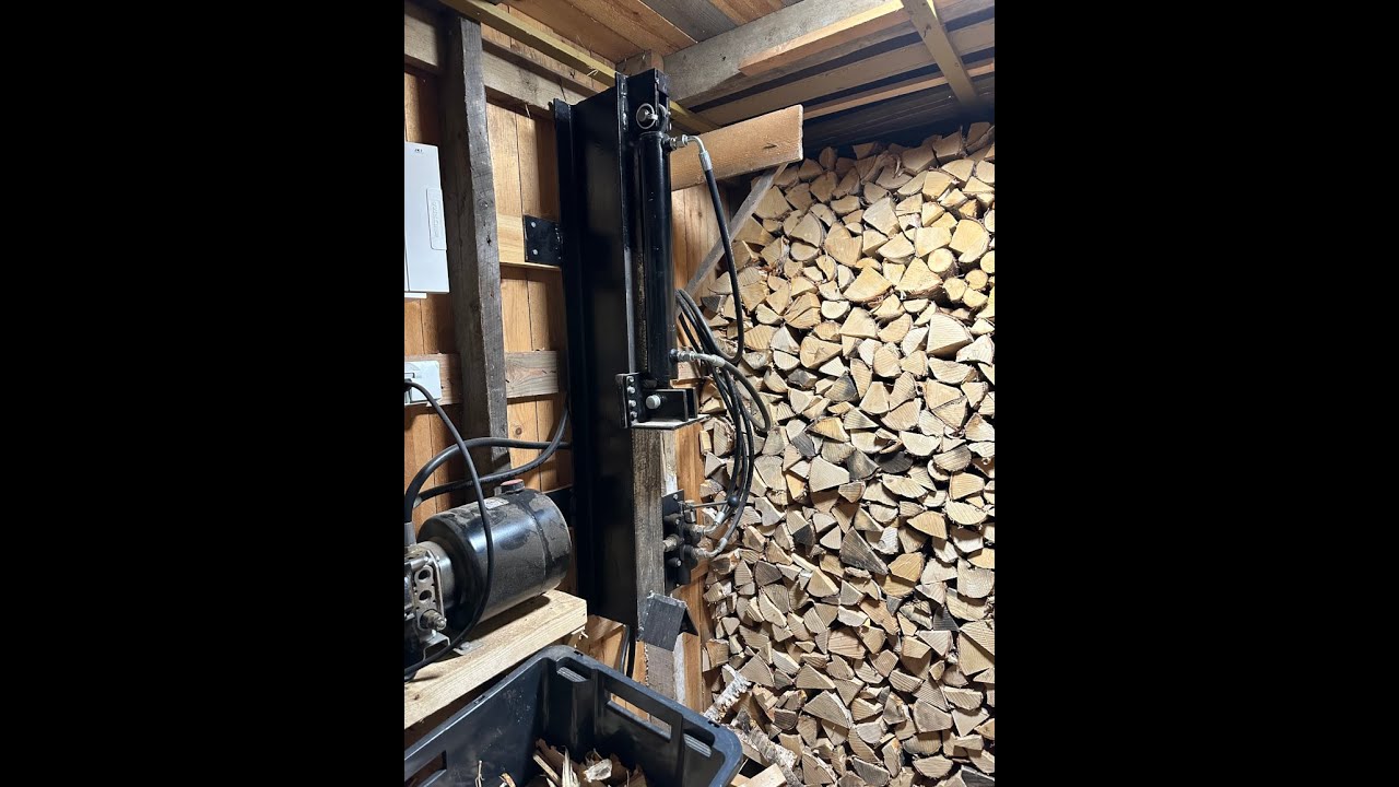 Hydraulinen halkoja,  Hydraulic wood splitter vertically mounted