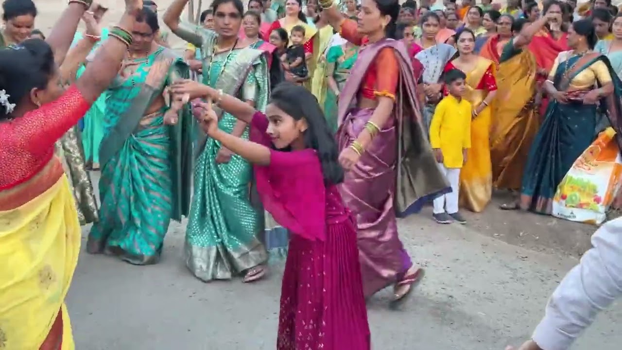 मालेगाव येथे लग्नातील वरमाई  मिरवणुकीतील सुंदर डॅन्स 
