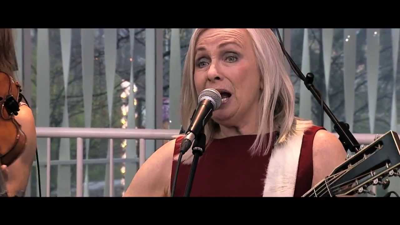 Se Allan Olsen som korpige på TV2 - Go' morgen i Under Rimelige Grænser