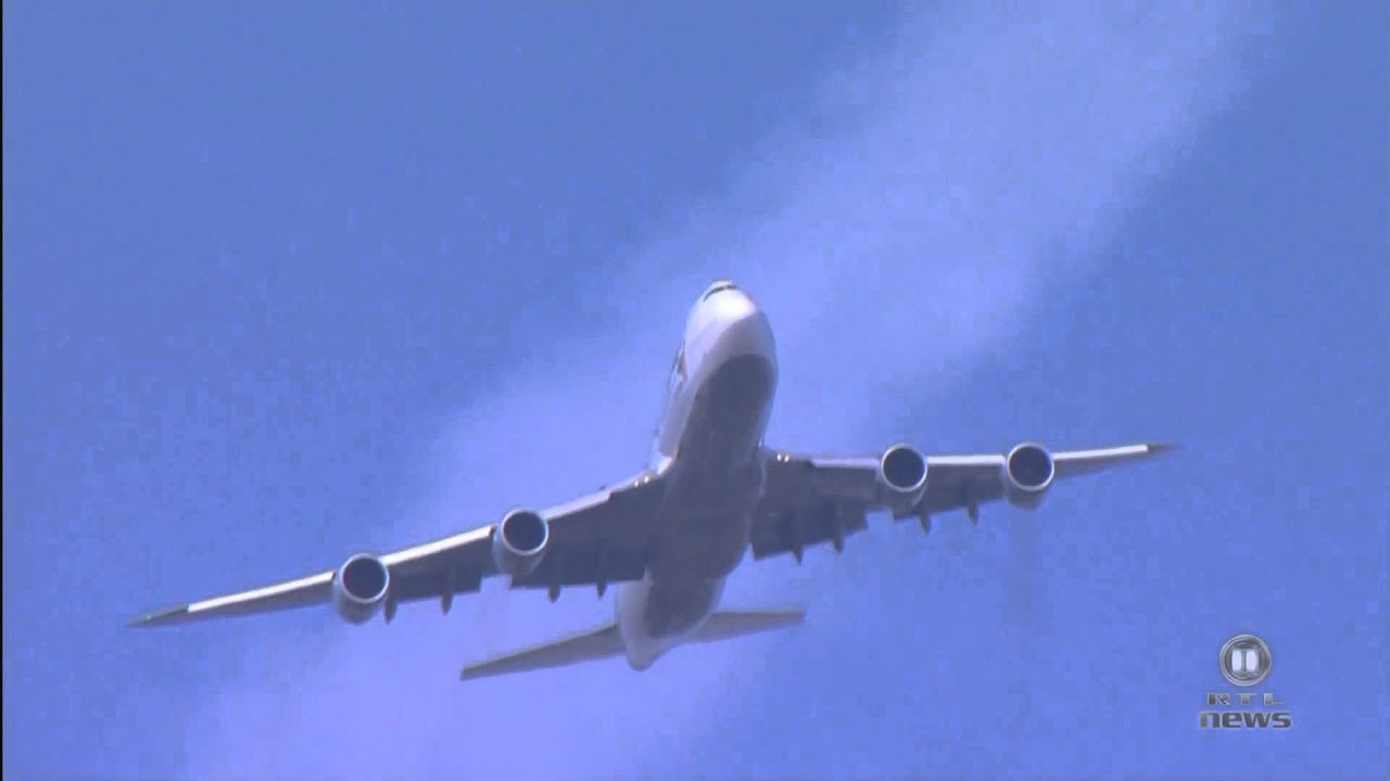 Sieger Flieger über der Fanmeile in Berlin der Weltmeister 2014 kommt