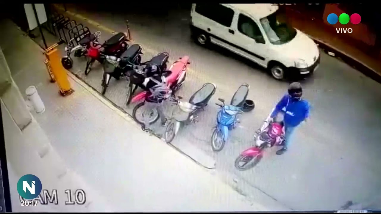 El robo de una moto en pleno microcentro quedó grabado