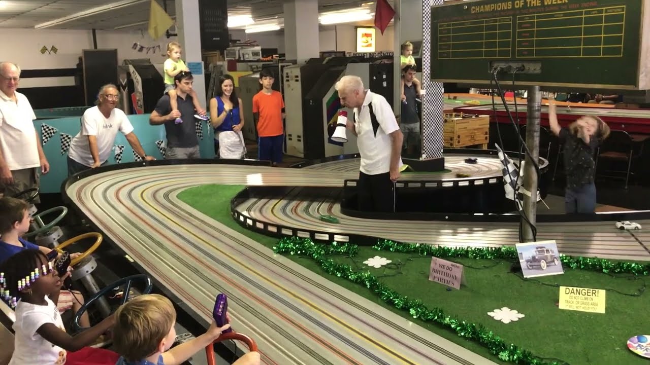 BUZZ A RAMA Slot car racing on AMCRC Vintage Royal track - Racing Party