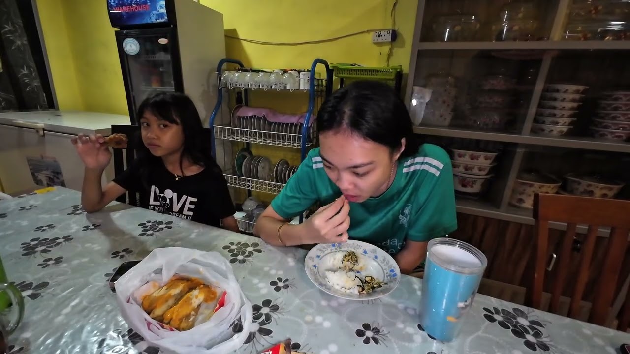 MEJA MAKAN SUNYI BUJANG SIGAT TIDAK IKUT MAKAN // SIS LUNDUN CERIAKAN SUASANA MAKAN MALAM // 